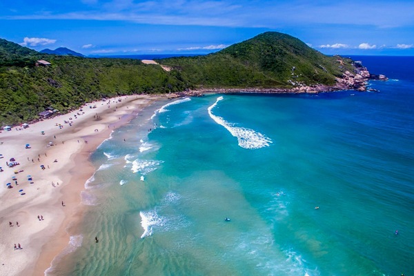 Beach nearby, white sand, 5 beach bars