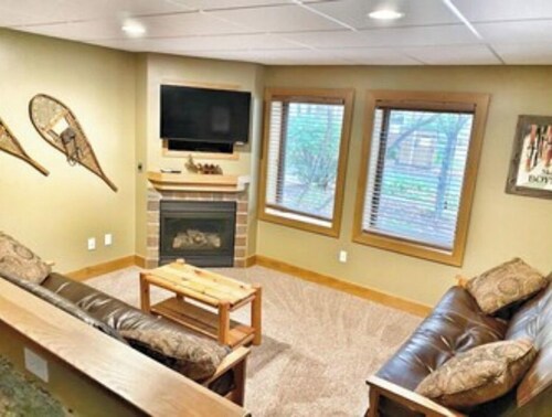 Boyne Mountain condo - Sleeps 18
2 Kitchens
8 man chairlift in your backyard 