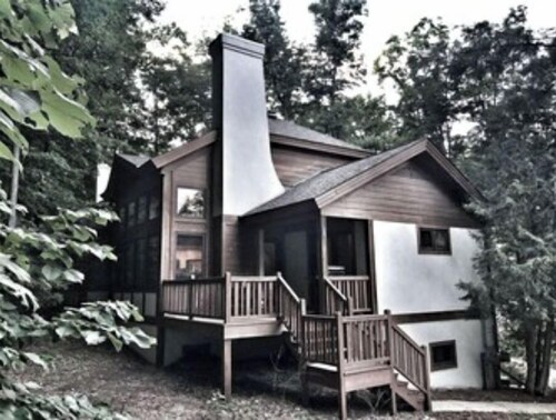 Boyne Mountain condo - Sleeps 18
2 Kitchens
8 man chairlift in your backyard 