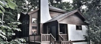 Boyne Mountain condo - Sleeps 18
2 Kitchens
8 man chairlift in your backyard 