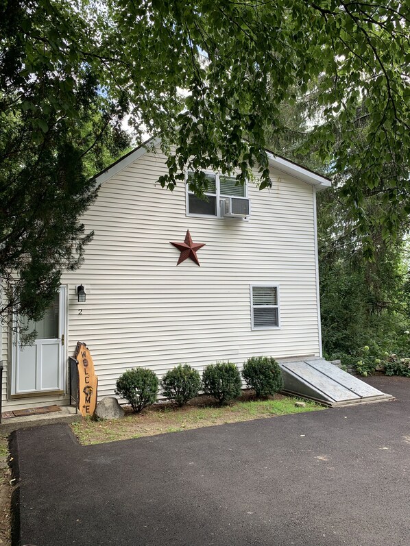 A house with a star decoration, a welcome sign, and a ramp leading to the entrance. - Rush Hollow Hideaway (Lake George)