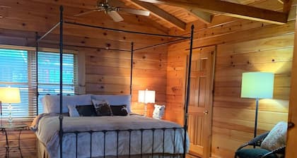 Secluded & Cozy Log Cabin w/Expansive Deck Views