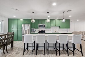 Kjøleskap, mikrobølgeovn, ovn og kokeplater