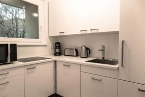 Kühlschrank, Mikrowelle, Ofen, Herdplatte