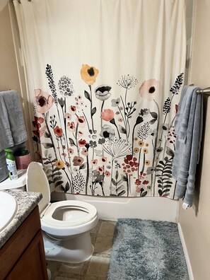 Combinazione doccia/vasca, asciugacapelli, asciugamani, sapone