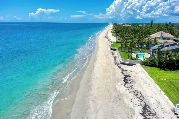 Playa en los alrededores y camastros 