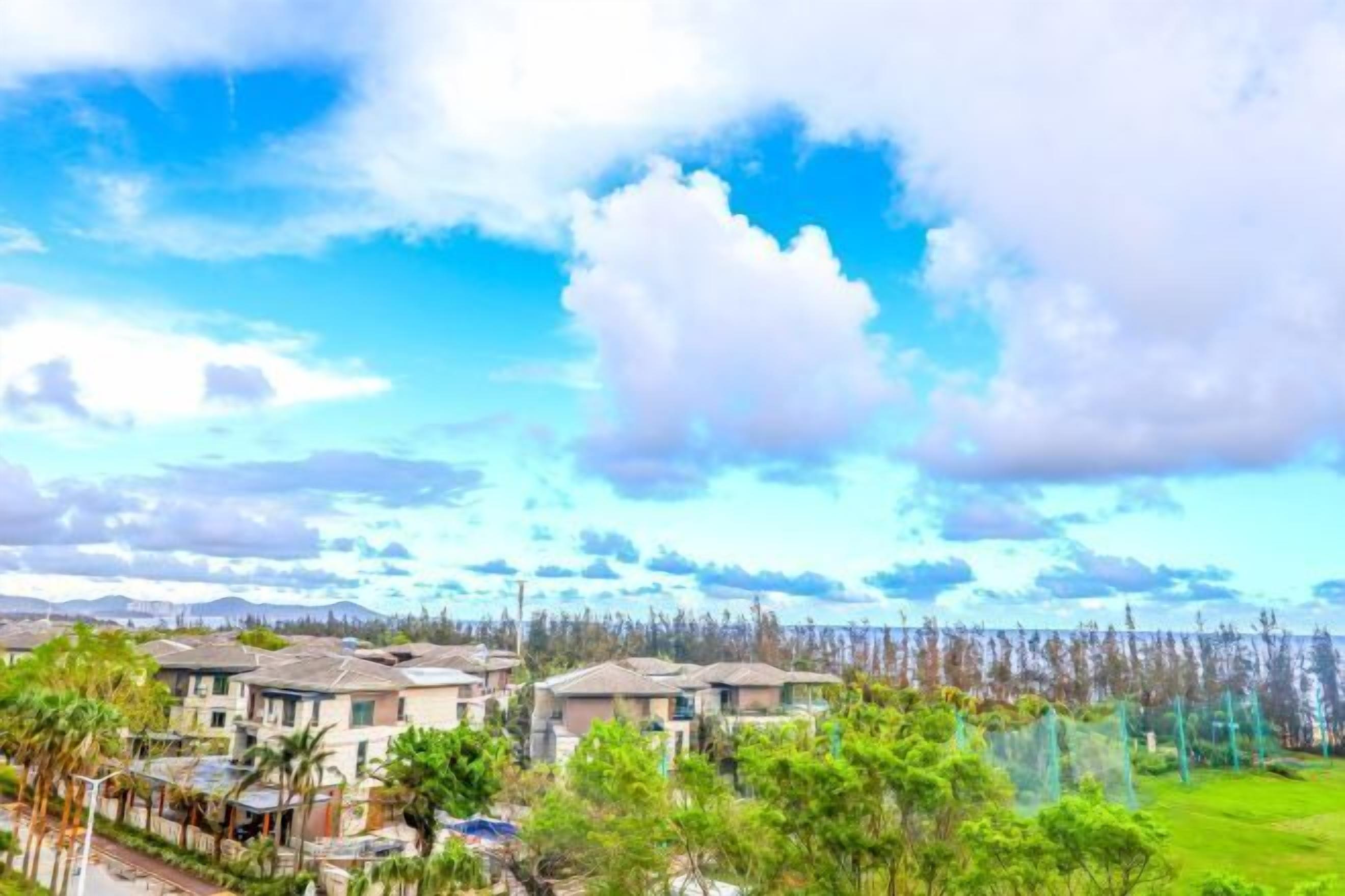 Un barrio residencial con casas, zonas verdes y cielo despejado.