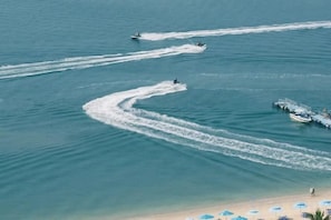 A beach with boats and wake trails in the water. - Lantian Weekend Vacation Homestay (Yangjiang Hailing Island Poly Silver Beach) (Yangjiang)