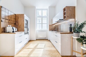 Frigorífico, microondas, horno y placa de cocina