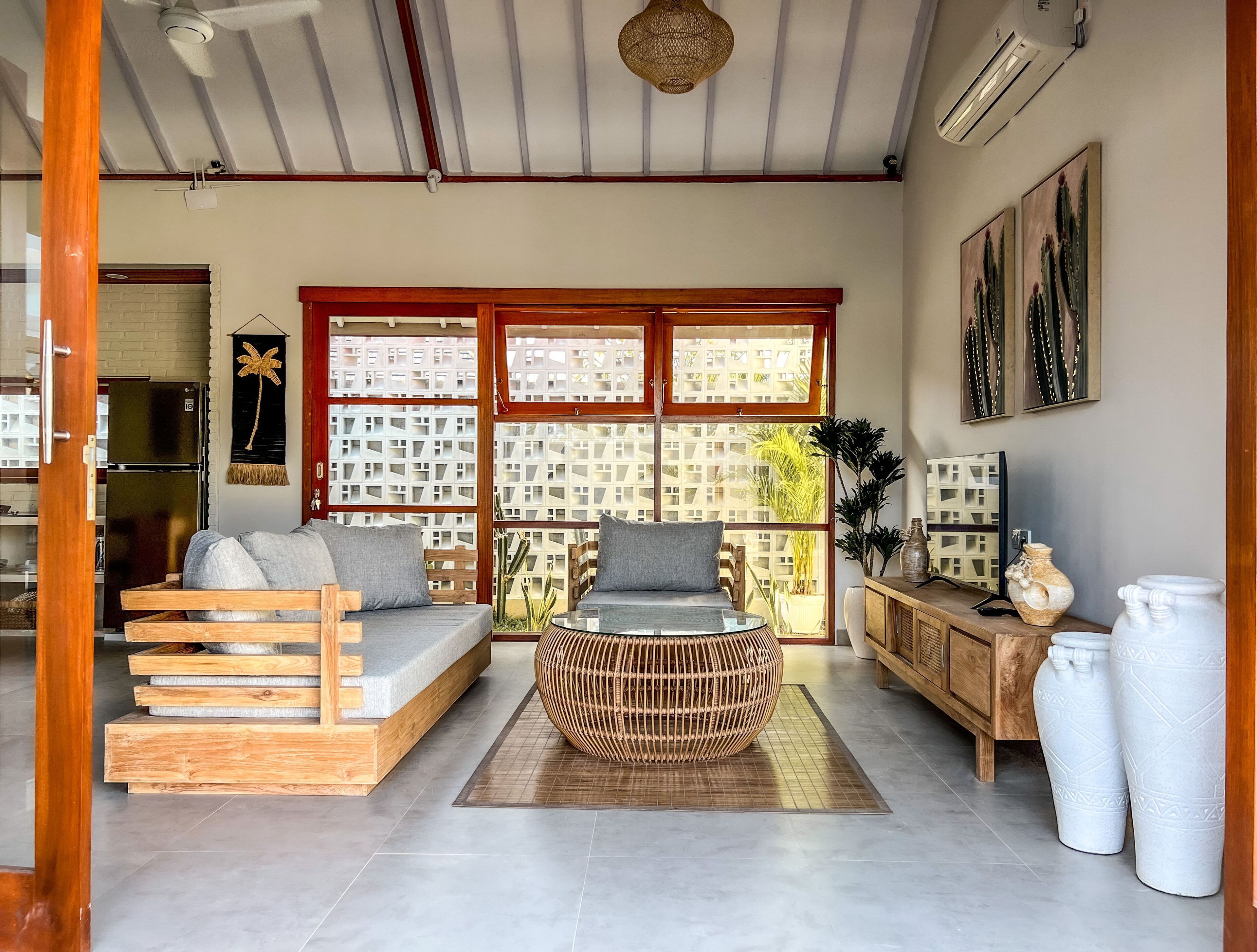 Villa, 2 habitaciones | Sala de estar | Televisión LED de 43 pulgadas con canales digitales, una televisión