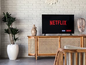ヴィラ 1 ベッドルーム | リビング エリア | 43 インチのLED テレビ (デジタル放送視聴可)、テレビ