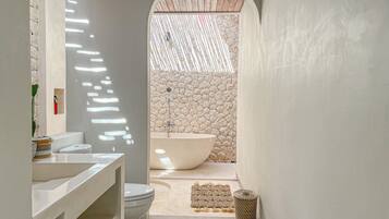Villa, 1 habitación | Baño | Artículos de higiene personal gratuitos, secador de pelo y toallas