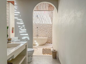 Villa, 1 Bedroom | Bathroom | Free toiletries, hair dryer, towels - Moana Villa & Suites Bingin (Pecatu)