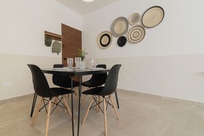Suite estudio Deluxe | Cocina privada | Frigorífico pequeño, horno y utensilios de cocina