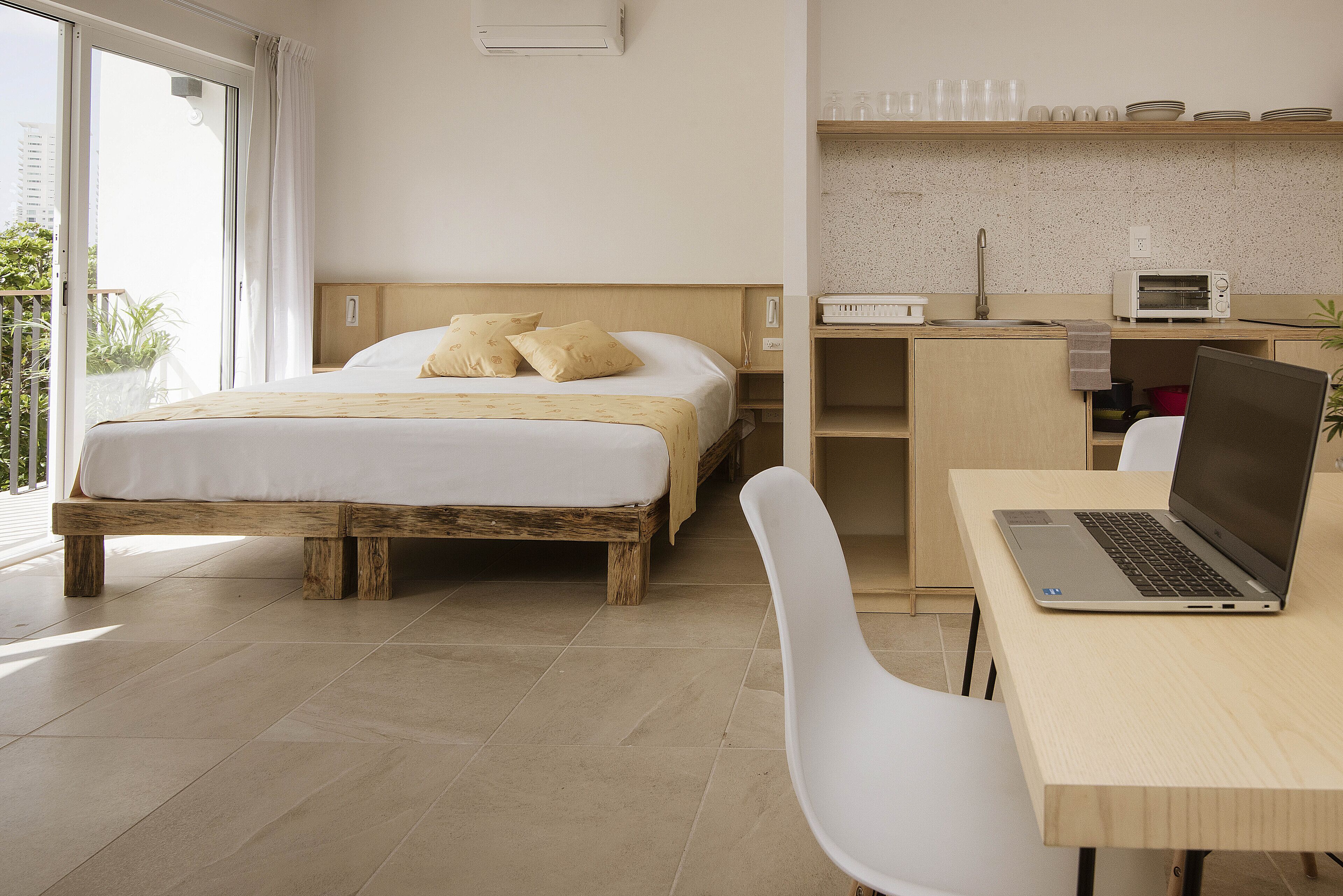 Suite estudio Deluxe | Edredones de plumas, colchones Select Comfort, decoración individual