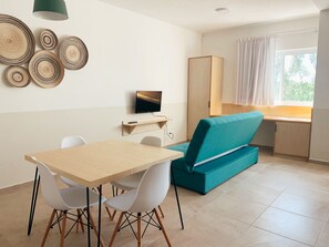 Suite estudio Deluxe | Edredones de plumas, colchones Select Comfort, decoración individual
