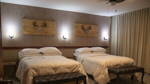 A hotel room with two beds, a ceiling fan, and wall-mounted artwork. - Hotel el Cóndor (Cortazar)