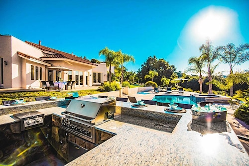 Grapevine by Avantstay Secluded 5BR Villa 4 Acres of Vineyards & Avo Groves!