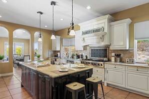 Villa (Multiple Bedrooms) | Interior - Via del Sur by Avantstay Private Spanish Villa w/ Views Walk to Wineries! (Temecula)