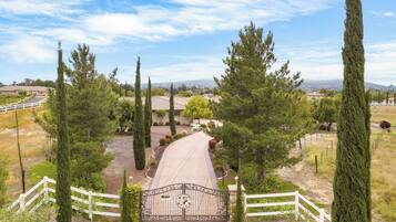 ๋น๋ผ (6 Bedrooms) | ๋ด๋ถ