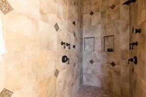 Villa (6 Bedrooms) | Badkamer | Een bad, gratis toiletartikelen, handdoeken, zeep