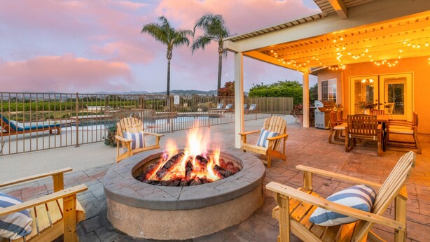 A rooftop patio with a fire pit, outdoor seating, and a view of the mountains. - Willow by Avantstay Mountain Views - See Hot Air Balloons From Pool (Temecula)