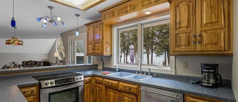 Frigobar, microondas, horno, placa de cocina