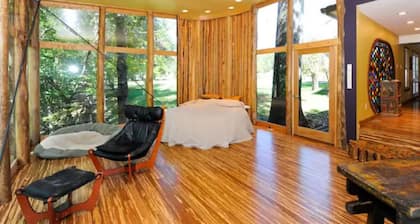 River front Farmhouse 5 minutes to the Smoky Mountains!
