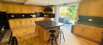 Stunning 8-Bed House with Sea & Beach Views