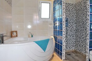 Baignoire, articles de toilette (gratuits), séchoir à cheveux