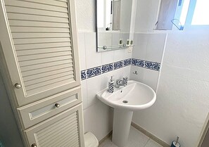 Douche, sèche-cheveux, serviettes fournies