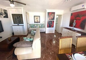 TV - Casa del Mar - Immaculate 1-Bed House in Benidorm (Benidorm)