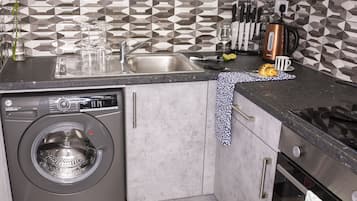 Frigorífico, microondas, horno y placa de cocina
