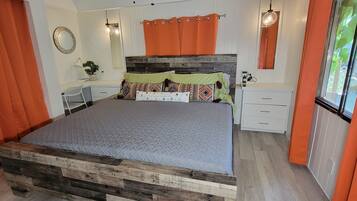 2 slaapkamers, een bureau, een strijkplank/strijkijzer, reisbedje