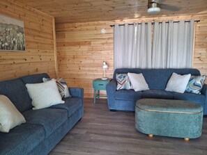 Smart TV, video games - Newly remodeled lakefront home with hot tub,  just off I-40 (Checotah)