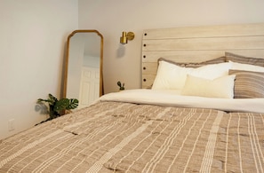 2 habitaciones, escritorio y tabla de planchar con plancha