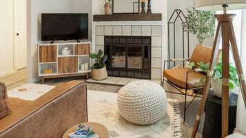 Een smart-tv, een open haard, boeken en een stereo