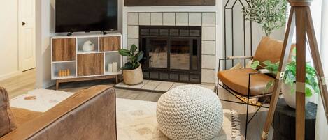 Smart TV, fireplace, books, stereo