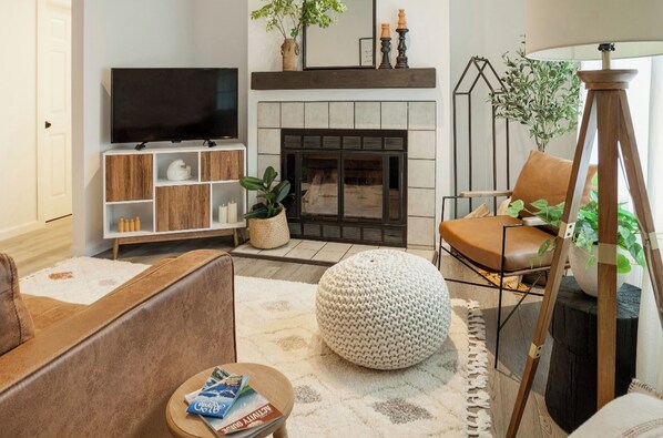 Smart TV, chimenea, libros y estéreo 