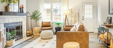 Smart-TV, Kamin, Bücher, Stereoanlage