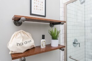 Dusche, Haartrockner, Handtücher, Seife