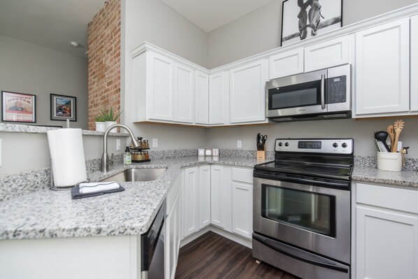 Fridge, microwave, oven, stovetop - The Pink Pearl / 5 Min to Rupp / Newly Remodeled (Lexington)