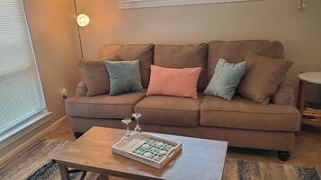 Smart TV, reproductor de DVD, tenis de mesa y libros