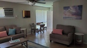 Smart-TV, DVD-spiller, bordtennis og bøker