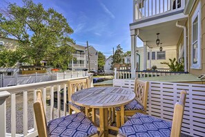 Outdoor dining - Charming Ocean City Townhome: Walk to Beach! (Ocean City)