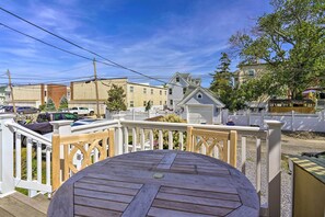 Outdoor dining - Charming Ocean City Townhome: Walk to Beach! (Ocean City)