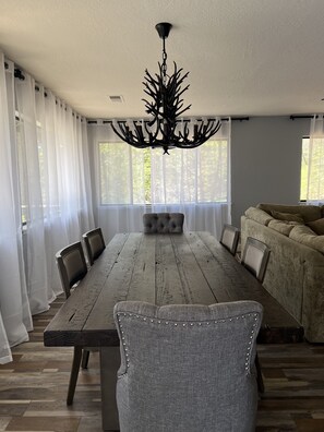 Dining - Luxury Cabin in the mountains- 5 min to fishing, swimming, hiking, and Big Trees (Arnold)