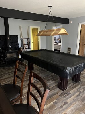 Games room - Luxury Cabin in the mountains- 5 min to fishing, swimming, hiking, and Big Trees (Arnold)