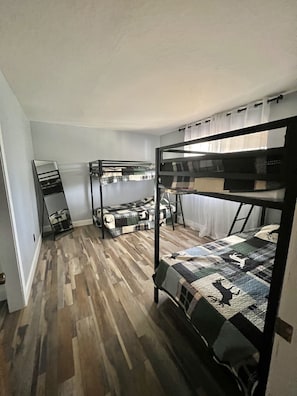 Room - Luxury Cabin in the mountains- 5 min to fishing, swimming, hiking, and Big Trees (Arnold)