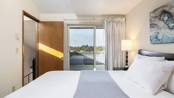 Traditional Townhome | 1 bedroom, premium bedding, down comforters, laptop workspace